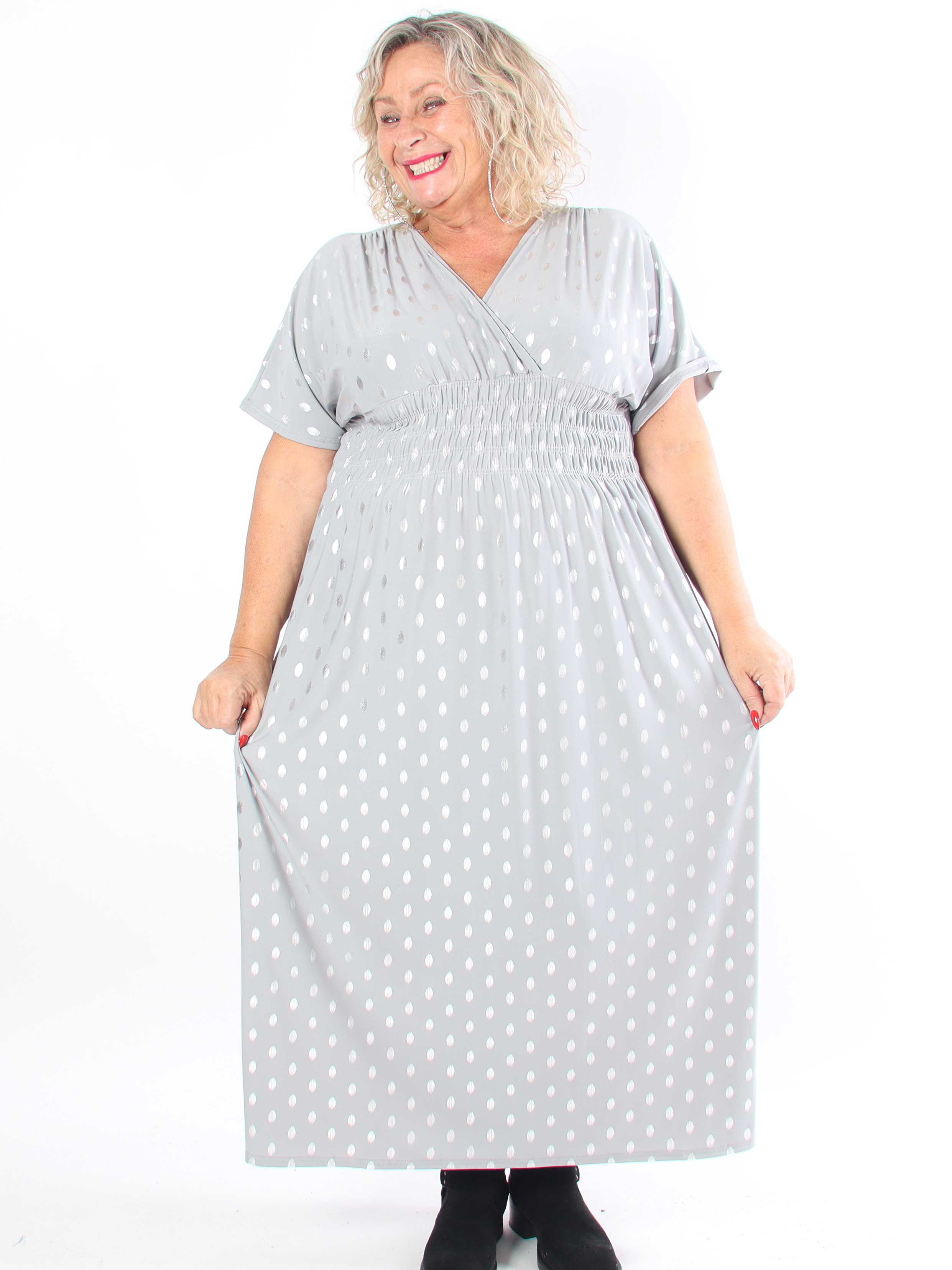 Pams Dot - Lång stretchig plus size-klänning med prickig detalj